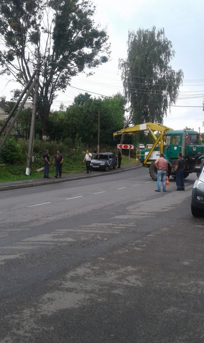 На Волині авто влетіло в електроопору. ФОТО