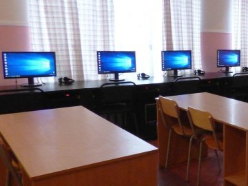 Дві волинські школи отримали нові комп’ютери
