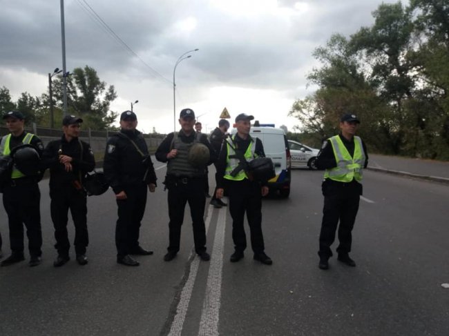 У Києві чоловік заблокував міст і погрожує вибухом: триває спецоперація