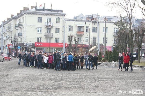У центрі Луцька збираються люди. ФОТО