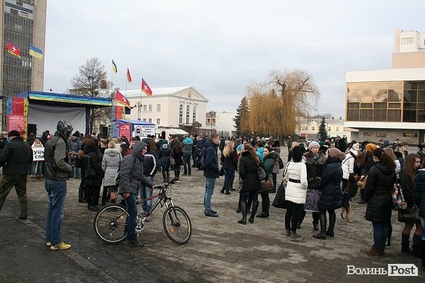 У центрі Луцька збираються люди. ФОТО