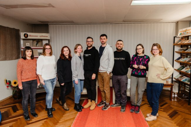 Читали вірші та говорили про життя до і після повномасштабного вторгнення: у Луцьку відбулася зустріч з двома поетами