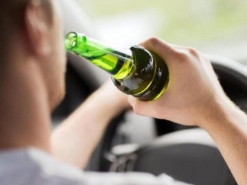 Волинянин після автопригоди випив сам та споїв неповнолітню пасажирку