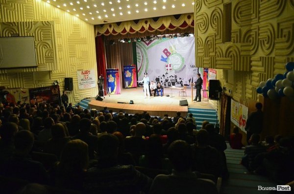 КВН у Луцьку: львівські хлопці перемогли запорізьких «гопників». ФОТО