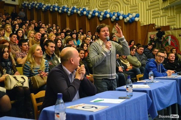 КВН у Луцьку: львівські хлопці перемогли запорізьких «гопників». ФОТО