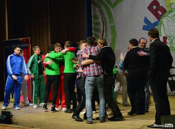 КВН у Луцьку: львівські хлопці перемогли запорізьких «гопників». ФОТО