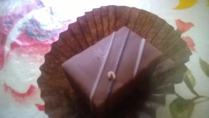 У луцькому супермаркеті продають цукерки з хробаками. ФОТО