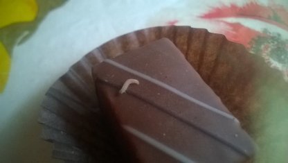 У луцькому супермаркеті продають цукерки з хробаками. ФОТО