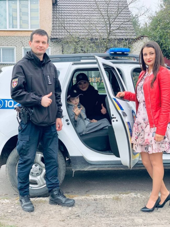 Волинські поліцейські здійснили мрію хлопчика, який через вроджену ваду не може ходити