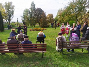 Акція «Милосердя»: учні школи у Рованцях зібрали подарунки для літніх людей 