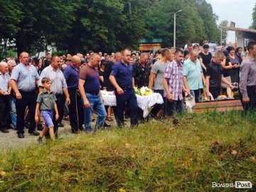 Поховали дівчат, які загинули під колесами вантажівки в Прилісному. ФОТО