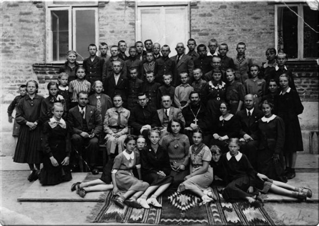 Вчителі та учні місцевої школи, 1930-ті роки.