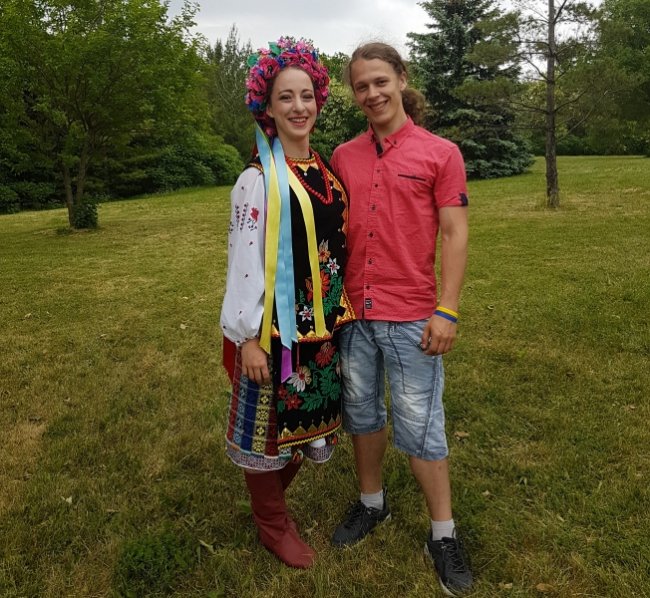 Кохання без кордонів: дівчина з Канади прийняла хрещення, аби поєднатися з хлопцем з Волині