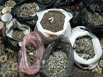 Суд відмовився арештувати центнер бурштину, який вилучили в Луцьку