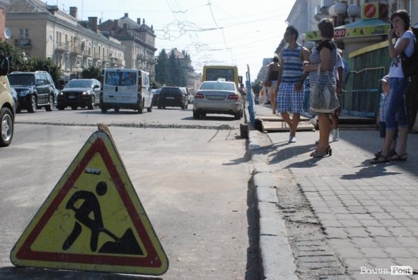 Асфальт на проспекті Волі обіцяють відновити за тиждень