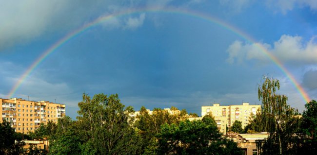 Повна подвійна веселка у небі над Луцьком: реакція соцмереж. ФОТО