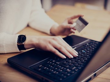 Шахраї «розвели» волинянку, яка хотіла пригнати авто з-за кордону через інтернет-оголошення