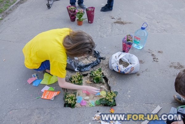 У Києві в ями на дорогах садили квіти. ФОТО