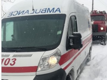 На Волині із замету витягли «швидку», яка везла в лікарню дитину із гарячкою
