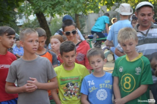 У луцьких дворах - нові спортивні майданчики. ФОТО