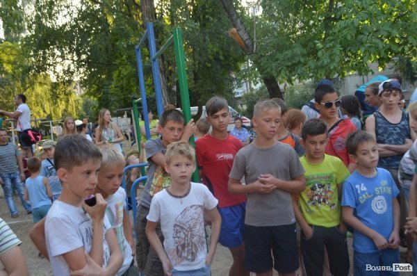 У луцьких дворах - нові спортивні майданчики. ФОТО