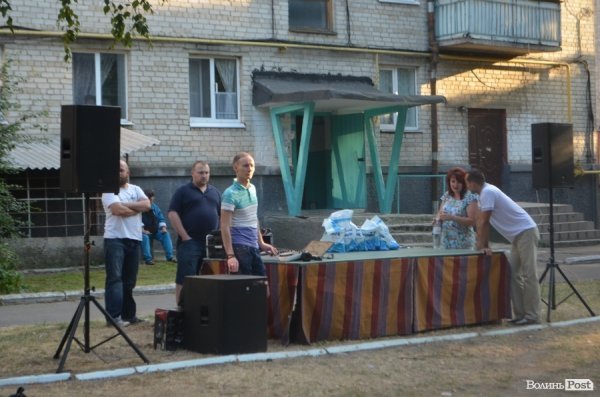 У луцьких дворах - нові спортивні майданчики. ФОТО