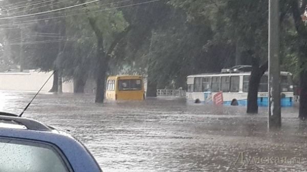 Одесу затопило: вулиці, як ріки. ФОТО. ВІДЕО