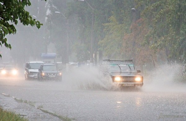 Одесу затопило: вулиці, як ріки. ФОТО. ВІДЕО