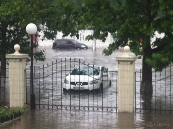 Одесу затопило: вулиці, як ріки. ФОТО. ВІДЕО