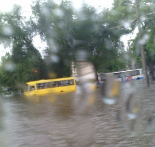 Одесу затопило: вулиці, як ріки. ФОТО. ВІДЕО