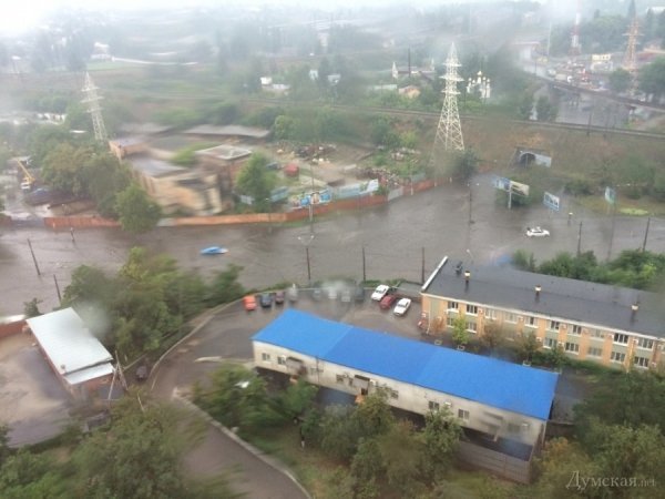Одесу затопило: вулиці, як ріки. ФОТО. ВІДЕО
