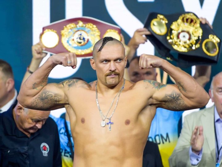 Олександр Усик відмовився від всіх чемпіонських поясів