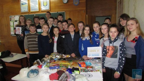 Нововолинські учні передали посилки на Схід. ФОТО