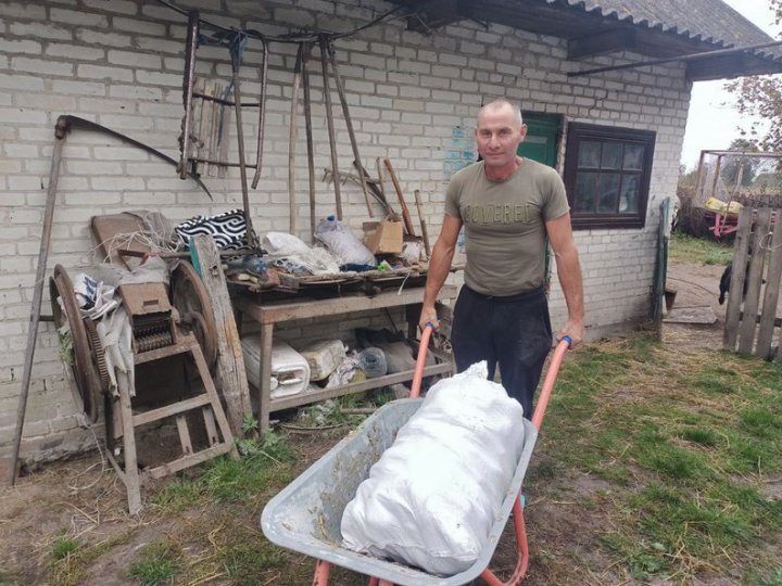 Підводою їздять селами: у громаді на Волині збирають овочі для лікарні