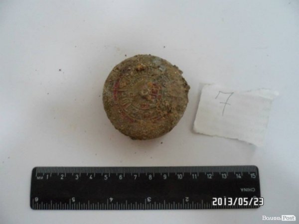 Археологи показали знайдене в Луцьку срібло. ФОТО