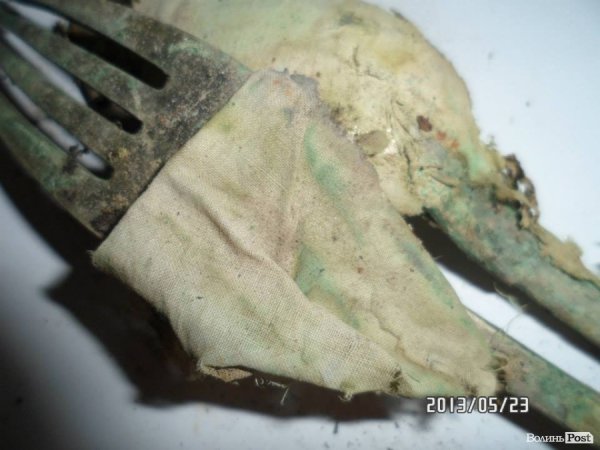 Археологи показали знайдене в Луцьку срібло. ФОТО