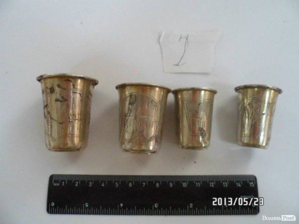 Археологи показали знайдене в Луцьку срібло. ФОТО