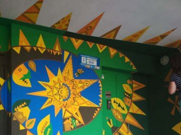 У місті на Волині ініціативні мешканці будинку розмалювали вхід у під'їзд. ФОТО
