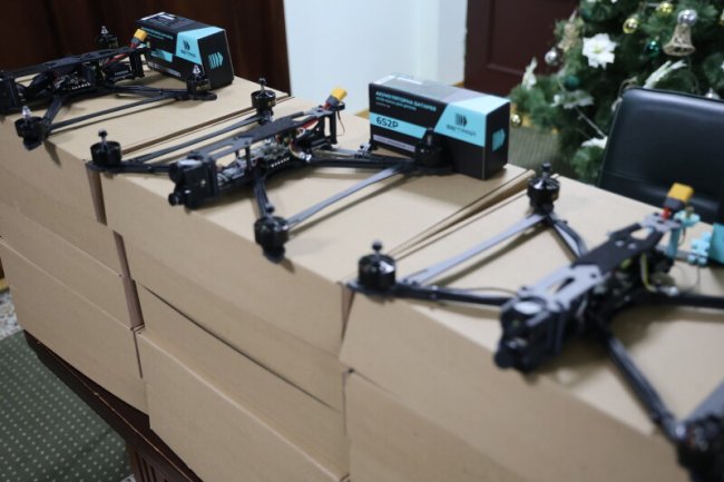 Дрони, зв’язок та зарядні пристрої: Луцька громада передала допомогу на фронт. ФОТО