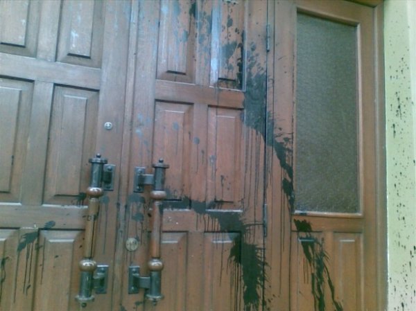 Двері прокуратури Волині обляпали фарбою. ФОТО