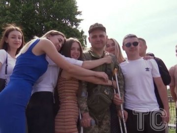 Вчитель з Волині, який з фронту прийшов на випускний, розповів про підтримку своїх учнів
