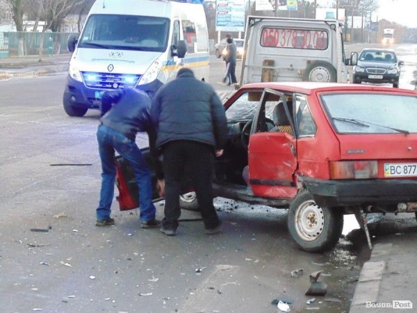 Аварія у Луцьку: троє постраждалих. ФОТО