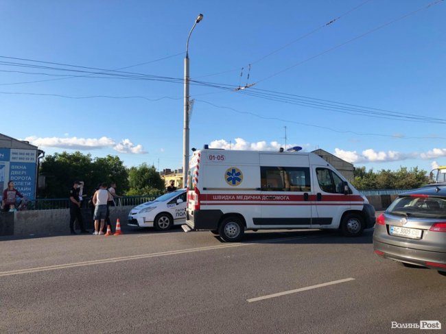 У Луцьку на мосту – аварія за участю мотоцикліста та маршрутки: рух – ускладнений. ФОТО