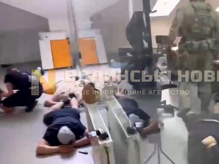 У Луцьку - обшуки: викрили групу шахраїв, які «розводили» людей на гроші