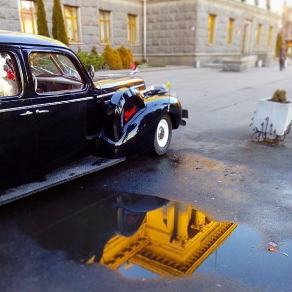 Ретроавтівка на фоні головного корпусу СНУ від @vikkanika