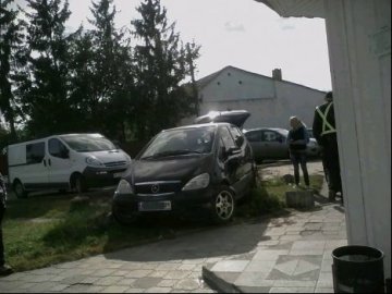 Переплутала педалі: на Волині жінка автівкою наїхала на клумбу