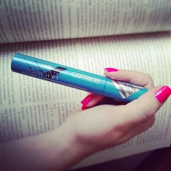 Дівчині з Тореза мародер «підігнав» туш пасажирки Boeing. Та похвалилася в Instagram. ФОТО