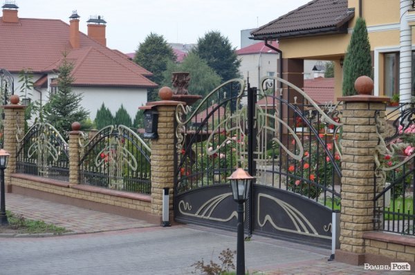 Активісти, які намагалися розібрати не лише паркан, а ще й баню, розійшлися.  ФОТО