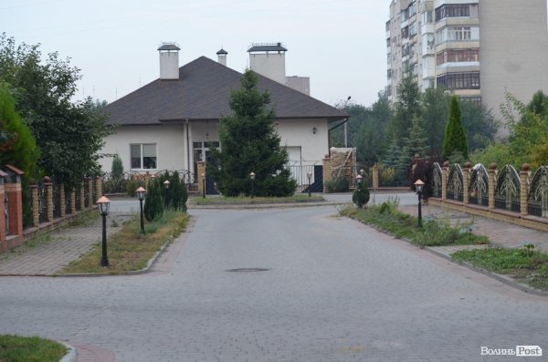 Активісти, які намагалися розібрати не лише паркан, а ще й баню, розійшлися.  ФОТО