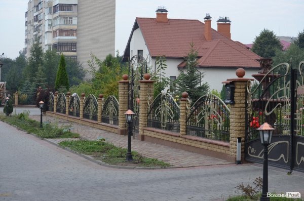 Активісти, які намагалися розібрати не лише паркан, а ще й баню, розійшлися.  ФОТО